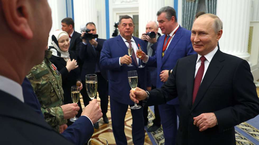 epa10647878 Russian President Vladimir Putin (R) toasts guests of a ceremony to present state decorations for achievements in the field of culture, cosmonautics, education and other areas at the Kremlin's St. Catherine Hall in Moscow, Russia, 23 May 2023.  EPA/VIACHESLAV PROKOFYEV/SPUTNIK/KREMLIN / POOL MANDATORY CREDIT