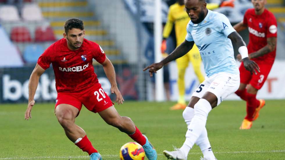 epa10104361 Juan Manuel Boselli Graf (L) of Gil Vicente in action against Muzinga Glody Ngonda (R) of Riga during the UEFA Europa Conference League third qualifying round, first leg soccer match between Riga FC and Gil Vicente FC at Skonto Stadium in Riga, Latvia, 03 August 2022.  EPA/TOMS KALNINS