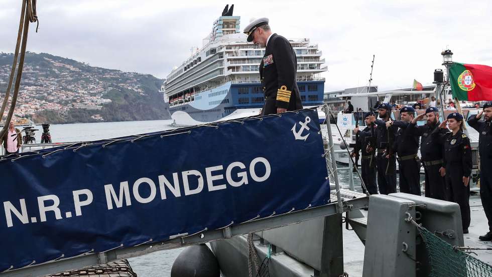 O chefe do Estado-Maior da Armada, Henrique Gouveia e Melo (E), no final da visita ao navio Mondego, no porto do Funchal, no Funchal, ilha da Madeira, 16 de março de 2023. O NRP Mondego não cumpriu uma missão de acompanhamento de um navio russo a norte da ilha de Porto Santo, na Madeira, após 13 militares terem recusado, no sábado, dia 10 de março, embarcar por razões de segurança. HOMEM DE GOUVEIA/LUSA