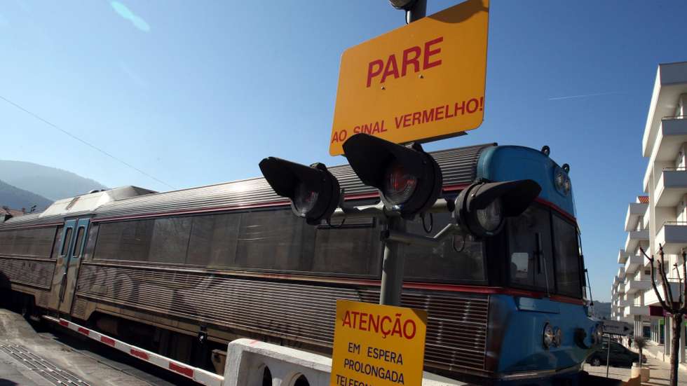 O atropelamento ferroviário aconteceu na passagem de nível perto do Teatro das Figuras, em Faro