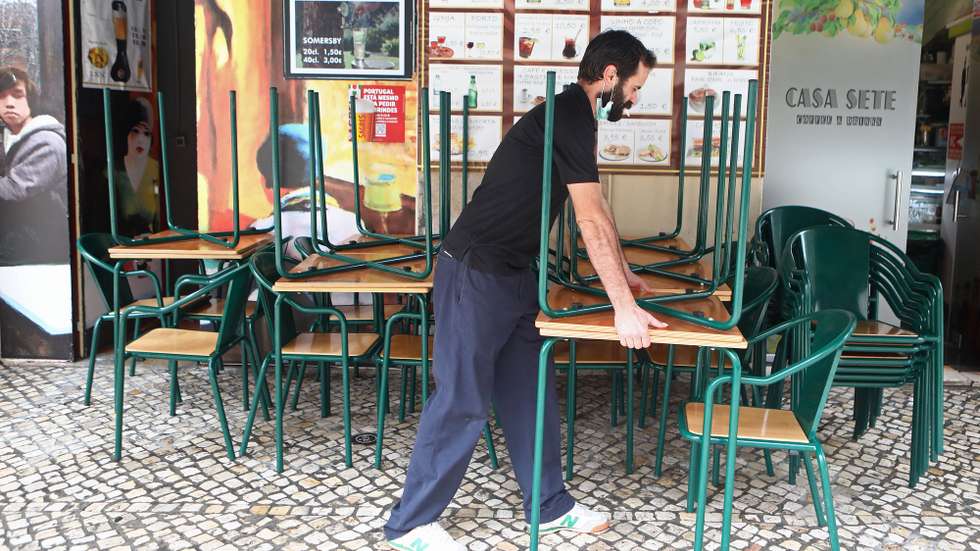 O funcionário de um restaurante encerra o espaço às 13h, horas do início do recolher obrigatório do estado de emergência no âmbito das medidas de contenção da covid-19, em Lisboa, 14 de novembro de 2020. Com 191 concelhos em risco em Portugal, o Conselho de Ministros decretou o encerramento de todos os estabelecimentos comerciais e restauração a partir das 13h00 até às 08h00 do dia seguinte, tanto no sábado como no domingo, para além do confinamento obrigatório para toda a população dos concelhos em risco a partir das 13h. ANTÓNIO PEDRO SANTOS/LUSA