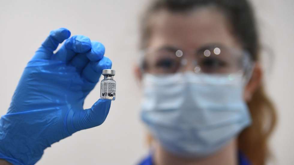 epa08870157 A member of medical staff holds a phial of the Pfizer/BioNTech Covid-19 vaccine jab at Guy's Hospital in London, Britain, 08 December 2020. The UK started the largest immunisation programme in the country's history. Care home workers, NHS staff and people aged 80 and over will begin receiving the jab protecting against the SARS-CoV-2 coronavirus.  EPA/VICTORIA JONES / POOL