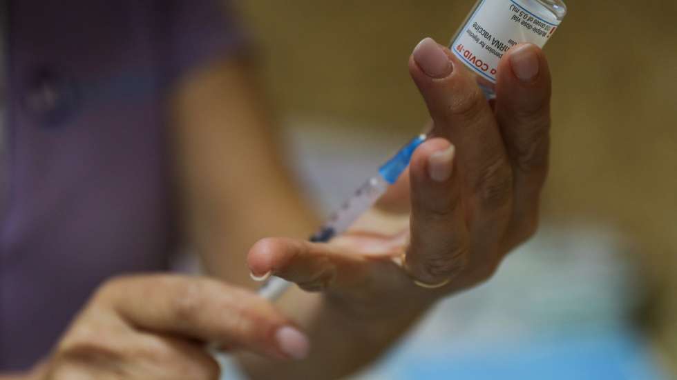 Uma enfermeira prepara uma dose da vacina da Moderna no Centro de Vacinação do Seixal, 7 de abril de 2021. MIGUEL A. LOPES/LUSA