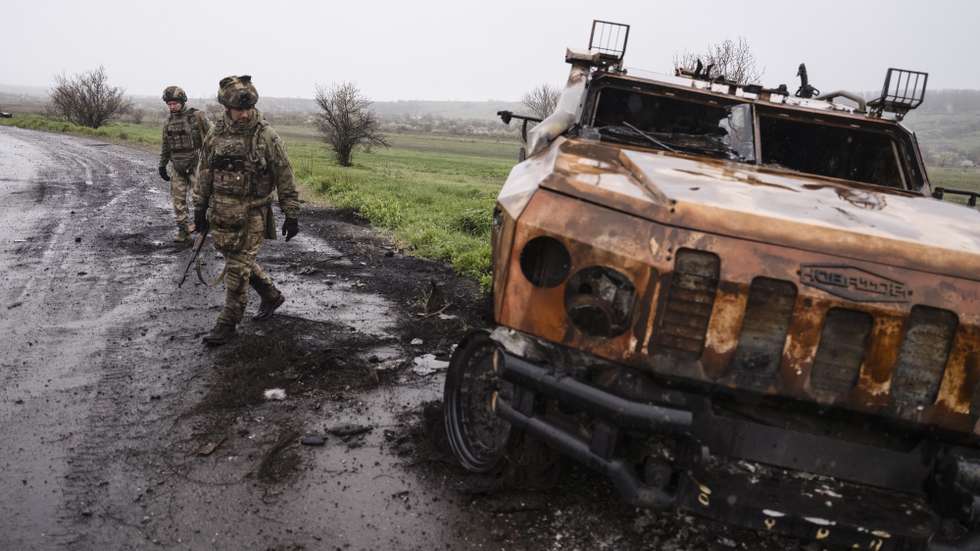 epa12912970 A handout photo made available by the Press Service of the 93rd Separate Mechanized Brigade of Ukrainian Armed Forces shows servicemen of the 93rd Kholodnyi Yar Separate Mechanized Brigade look at a wreckage of a vehicle on a side of a road in the outskirts of Druzhkivka in Donetsk region, Ukraine, 25 April 2026, amid the ongoing Russian invasion.  EPA/UKRAINIAN 93RD SEPARATE MECHANIZED BRIGADE / HANDOUT  HANDOUT EDITORIAL USE ONLY/NO SALES