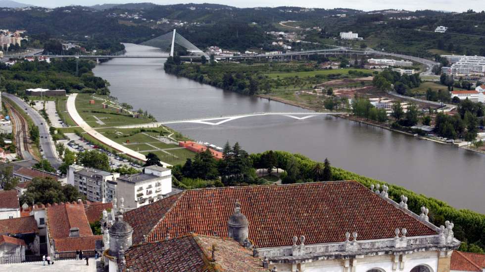 O pacto aprovado traduz-se num documento de consenso político e compromisso de todos os partidos representados na cidade