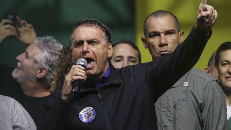 epaselect epa10212137 The president of Brazil and candidate for re-election, Jair Bolsonaro, participates in a campaign rally, in Santos, Brazil, 28 September 2022. Bolsonaro affirmed this 28 September that in Sunday's elections the country will risk 'its freedom', while former president Luiz Inacio Lula da Silva dedicated the day to preparing for the last debate of the campaign. Four days before the appointment with the polls, Lula, candidate of a progressive front, maintains a clear advantage of between 12 and 15 points in relation to the leader of the extreme right, who visited the city of Santos, on the coast of the state of Sao Paulo.  EPA/Guilherme DionÃ­sio