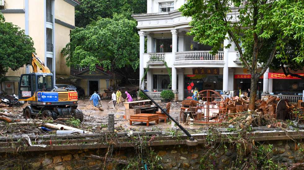 epa12286670 Staff members clear silt in Dinghu District of Zhaoqing City, Guangdong Province, China, 06 August 2025. China's national commission for disaster prevention, reduction and relief initiated a Level-IV emergency response in Guangdong Province due to heavy rainfall and severe flooding, according to the Ministry of Emergency Management. The southern province has been experiencing heavy rain with the provincial meteorological observatory alarming about geological disasters, urban waterlogging and mountain torrents.  EPA/XINHUA / Xiao Ennan CHINA OUT / UK AND IRELAND OUT  /       MANDATORY CREDIT EDITORIAL USE ONLY