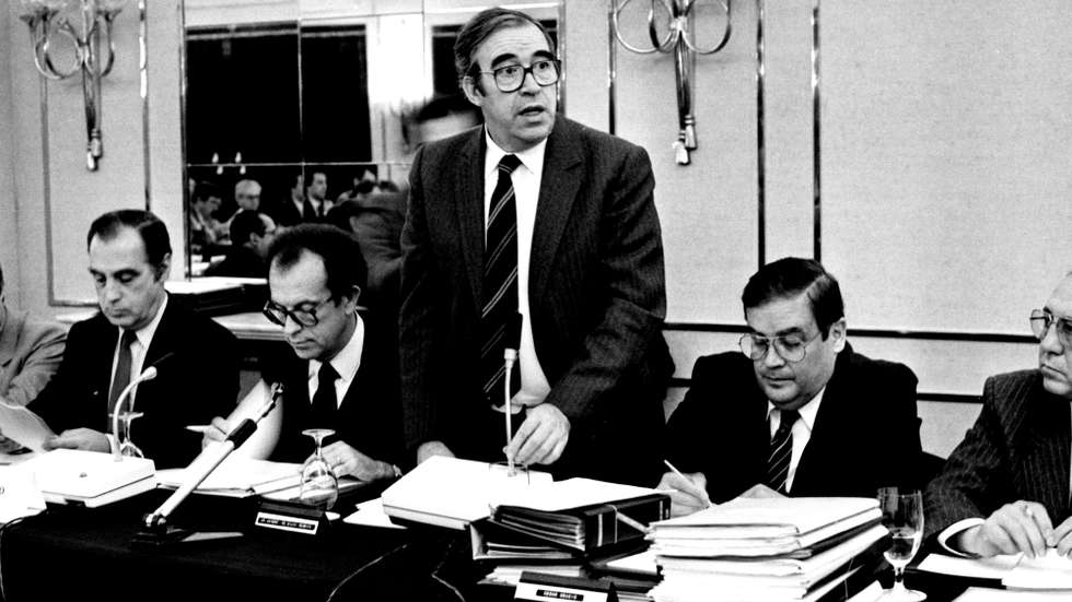 O presidente da Federação Portuguesa de Futebol, Silva Resende (C), numa intervenção durante a assembleia geral da federação, a 15 de novembro de 1986Manuel Moura / Lusa