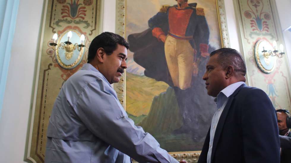 epa06776716 A handout photo made available by the Miraflores press shows Venezuelan President Nicolas Maduro (L) shaking hands with opposition governor of Nueva Esparta Alfredo Diaz (R) in Caracas, Venezuela, 31 May 2018. A group of Venezuelan political prisoners will be released within the next 24 hours, according to opposition governors who met with Maduro.  EPA/MIRAFLORES/FRANCISCO BATISTA HANDOUT  HANDOUT EDITORIAL USE ONLY/NO SALES