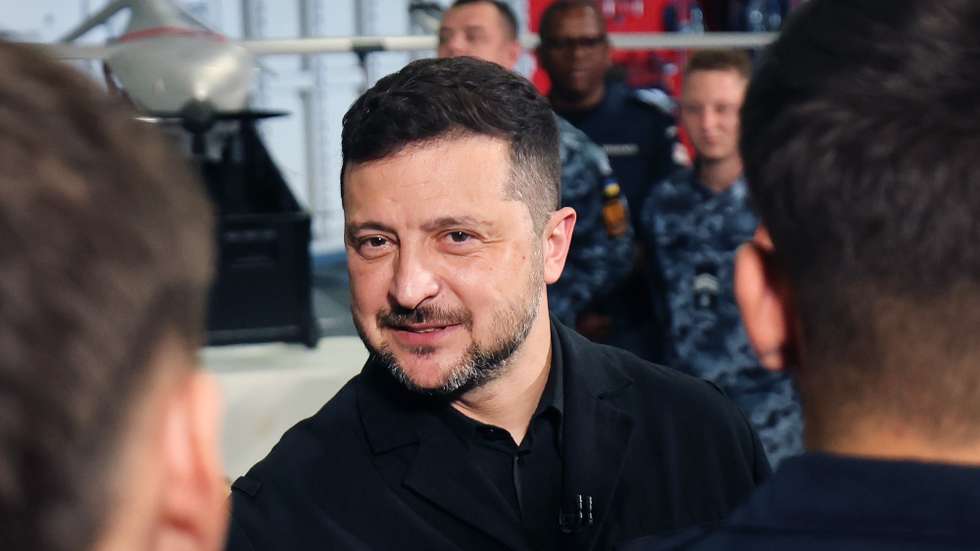 epa13135969 Ukrainian President Volodymyr Zelensky meets British and Ukrainian troops aboard the HMS Queen Elizabeth at His Majesty's Naval Base Portsmouth in Portsmouth, Britain, 27 July 2026.  EPA/ANDY RAIN / POOL