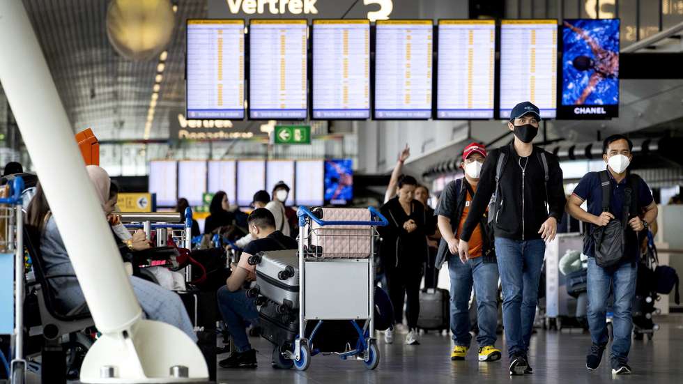epa10057505 Travelers with suitcases at Schiphol airport, The Netherlands, 07 July 2022. The airport will allow a maximum number of 67,500 passengers per day in the run-up to the summer holidays. In the summer itself, Schiphol expects an average of 59,000 local departing travelers every day. This does not include transfer passengers.  EPA/KOEN VAN WEEL