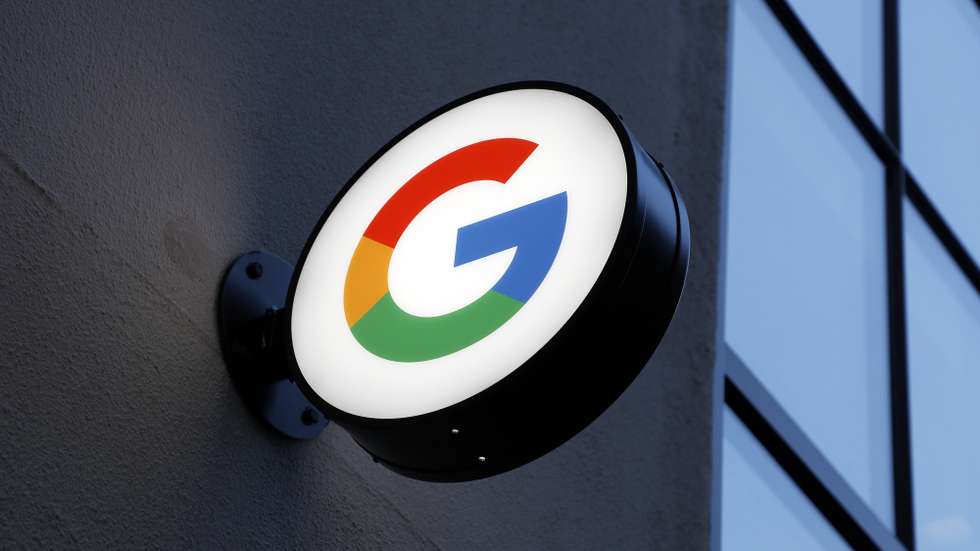epa09281588 A view of the Google 'G' sign at the entrance to the Google retail store in the Chelsea neighborhood of New York, New York, USA, 17 June 2021. The Google Store, which opened today, will allow customers to browse through and buy an extensive selection of products made by Google, ranging from Pixel phones, Nest products, Fitbit devices and Pixelbooks.  EPA/JASON SZENES
