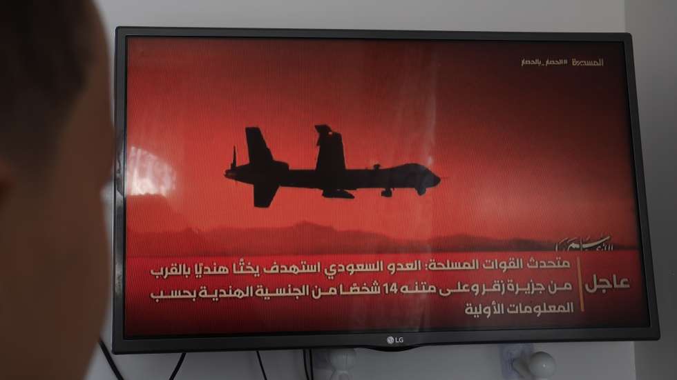 epa13322230 A person follows television coverage of the Saudi-Houthi conflict in Sanaa, Yemen, 22 October 2026. Houthi military spokesman Yahya Sarea said the group had carried out four missile and drone attacks on Saudi positions.  EPA/YAHYA ARHAB
