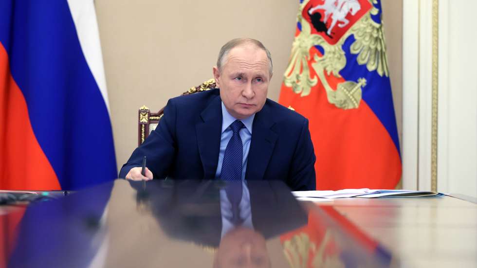 epa09616838 Russian President Vladimir Putin chairs a meeting on the situation of coal mining enterprises in Kemerovo region (Kuzbass), via teleconference call, at the Kremlin in Moscow, Russia, 02 December 2021.  EPA/MIKHAIL METZEL/SPUTNIK/KREMLIN POOL