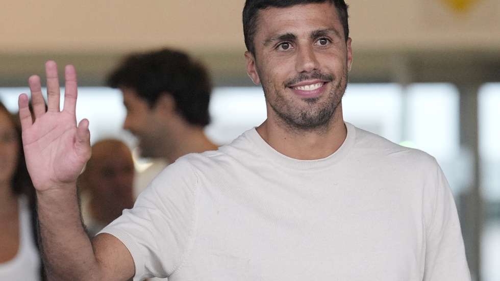 epa13176341 Spanish midfielder Rodrigo 'Rodri' Hernandez waves upon his arrival at the airport in Barcelona, Spain, 17 August 2026. Hernandez was signed as a new FC Barcelona player on transfer from Manchester City.  EPA/Alejandro Garcia