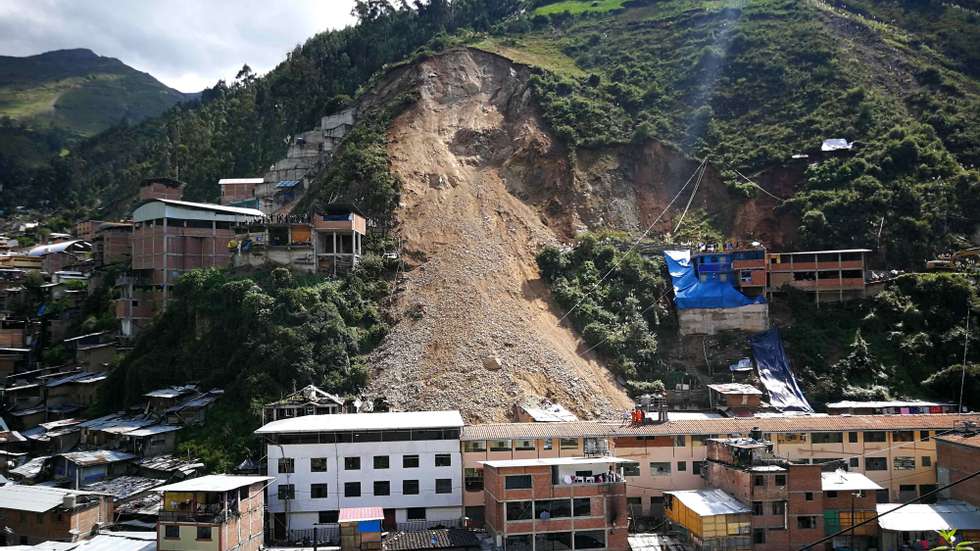 O aluimento de terras no Peru deixa entre 60 a 80 casas cobertas de terra