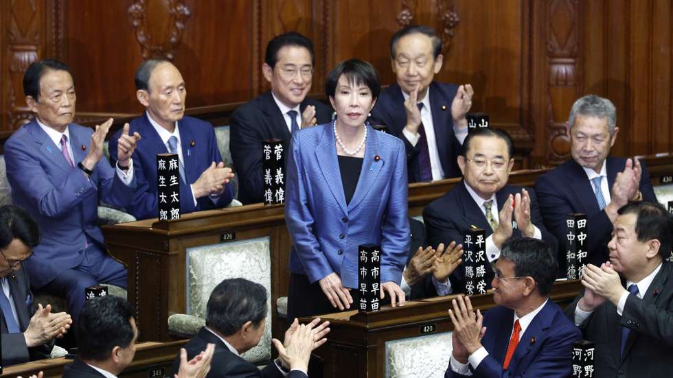 epa12468984 Sanae Takaichi (C) acknowledges her fellow lawmakers after being elected as the new Prime Minister during the general assembly of an extraordinary parliamentary session in Tokyo, Japan, 21 October 2025. Japan's ruling Liberal Democratic Party President Sanae Takaichi became Japan's first female prime minister.  EPA/FRANCK ROBICHON