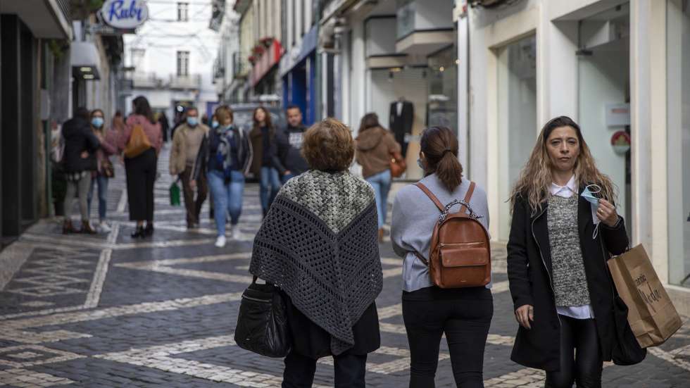 Na manhã de hoje, várias pessoas circulavam pelo centro de Ponta Delgada, mas longe das enchentes de outros anos por altura do Natal, levando os comerciantes a criticar o encerramento de ruas que, dizem, afastou os clientes da baixa, Ponta Delgada, Ilha de São Miguel, 16 de dezembro de 2021.  EDUARDO COSTA/LUSA