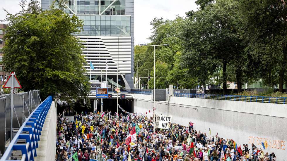 epa11603650 Supporters of Extinction Rebellion (XR) block the A12 highway, three days before the government presents the government&#039;s policy for the coming year on Budget Day, in the Hague, the Netherlands, 14 September 2024. The climate action group demands that the government stop billions in tax breaks for the fossil industry immediately.  EPA/SEM VAN DER VAL