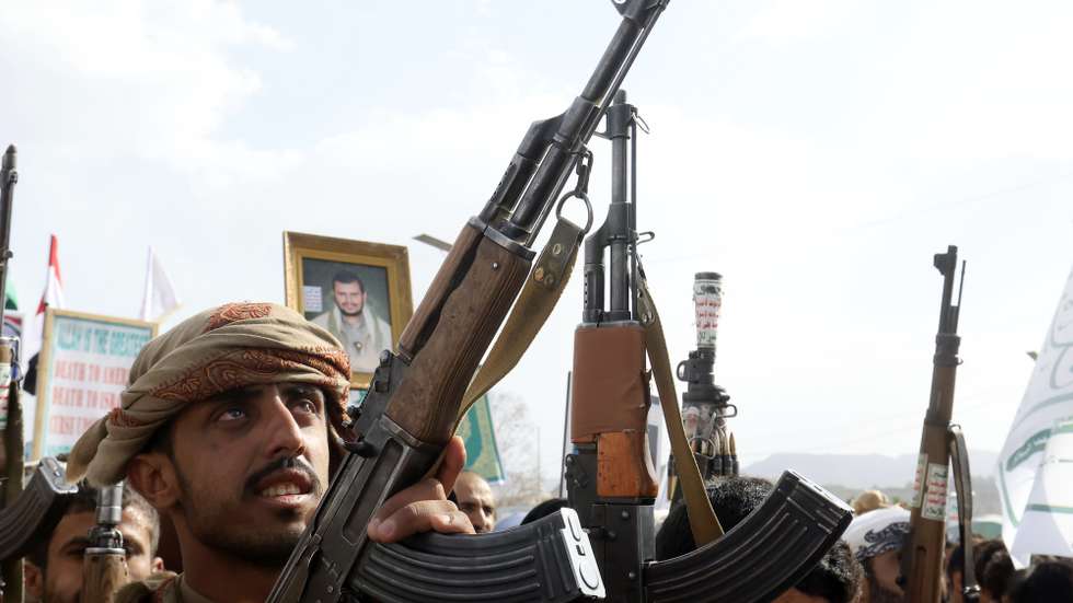 epa13103391 Houthi supporters hold up their weapons during a protest in solidarity with the Iranian people, and against US airstrikes on Iran, in Sana'a, Yemen, 10 July 2026. The US military resumed strikes against Iranian targets on 08 July, shattering the interim ceasefire between the two nations.  EPA/YAHYA ARHAB