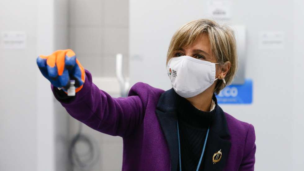 A ministra da Saúde Marta Temido segura um frasco do primeiro lote das vacinas contra a Covid-19 que chegou hoje a Portugal, ficando guardado numas instalações no concelho de Montemor-o-Velho, nos arredores de Coimbra, 26 de dezembro de 2020. Escoltada por forças de segurança, a viatura que transposta as vacinas, duas caixas que no total pesam 41 quilogramas, entrou no perímetro da unidade de armazenamento cerca das 09:45. A campanha de vacinação contra a Covid-19 arranca no domingo em Portugal, à semelhança de outros países da União Europeia, a vacina é facultativa, gratuita e universal, sendo assegurada pelo SNS. JOSÉ COELHO/LUSA
