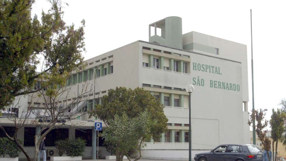 Autoridades de saúde pedem às pessoas que contactem a linha de apoio antes de se dirigirem às urgências