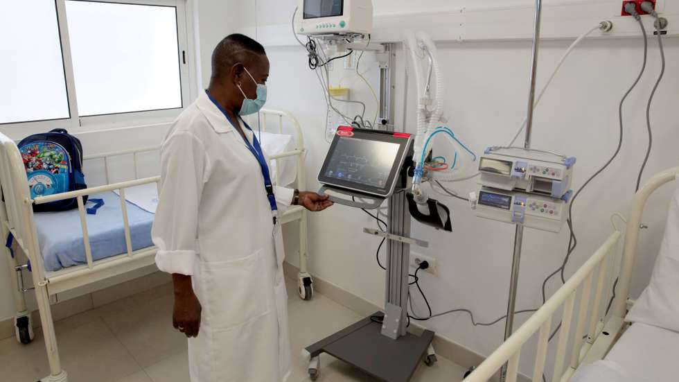 Cerimónia de inauguração de uma nova ala de Serviço de Urgência, Internamento de Curta Duração, Consulta Externa e Hospital Dia da Pediatria de Luanda, 27 de junho de 2020. O Presidente angolano admitiu a possibilidade de um recuo nas medidas de desconfinamento da covid-19, doença de que há já registo no país de 244 casos positivos, caso haja necessidade. AMPE ROGÉRIO/LUSA
