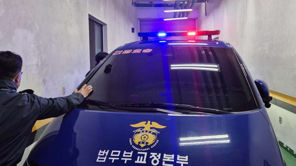 epa12599820 A justice ministry vehicle carrying jailed former South Korean President Yoon Suk Yeol enters the compound of a military tribunal in Seoul, South Korea, 18 December 2025. Yoon will serve as a witness during the trial of former Defense Counterintelligence Command chief Yeo In-hyung, accused of playing a key role in the ex president’s short lived imposition of martial law in December 2024.  EPA/YONHAP SOUTH KOREA OUT