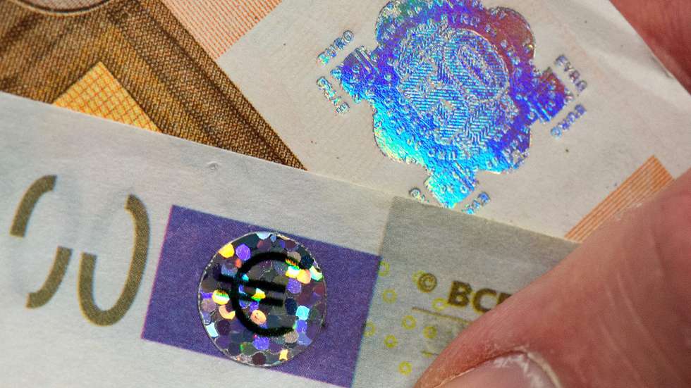 epa03530124 A photo made available 10 January 2013 shows a detail on a confiscated counterfeit Euro bank note at the German Federal Bank in Frankfurt/Main, Germany, on 09 January 2013. The German Federal Bank reportedly has registered some 41,500 counterfeit bank notes in the year 2012 of which most were faked 20 Euro notes.  EPA/BORIS ROESSLER