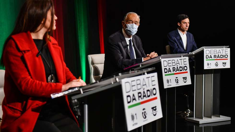 Foto cedida pela RTP. Os candidatos, (E-D) Marisa Matias, Marcelo Rebelo de Sousa, Tiago Mayan Gonçalves, durante o debate da rádio entre os candidatos às Eleições Presidenciais, com moderação das jornalistas Natália Carvalho da Antena 1, Eunice Lourenço da Renascença e Judith Menezes e Sousa da TSF, em Lisboa, 18 de janeiro de 2021. PEDRO PINA/RTP/LUSA