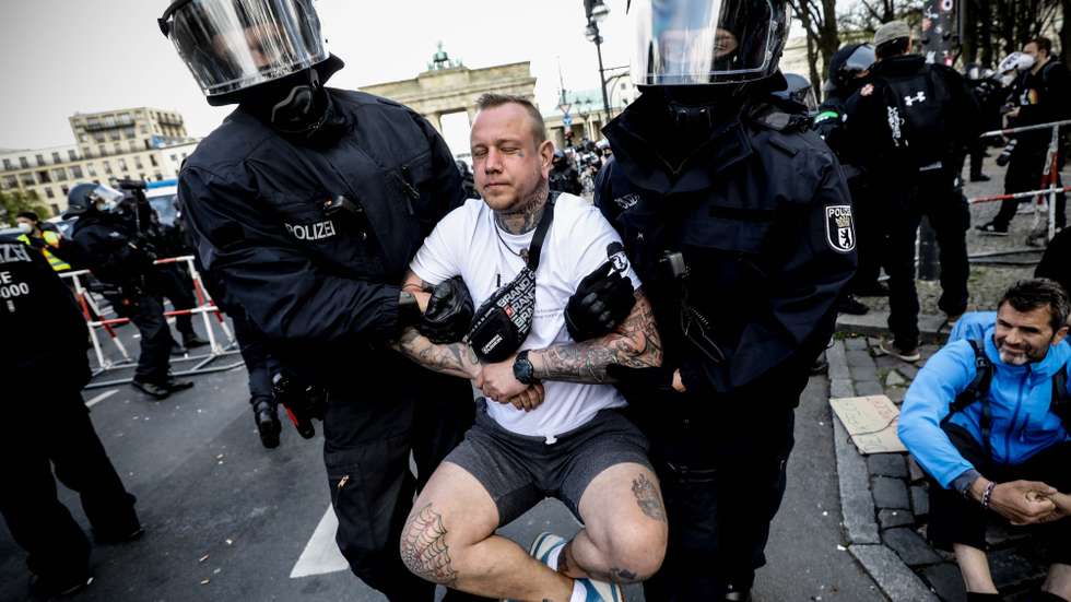 Confrontos em Berlim entre polícia e manifestantes – Observador