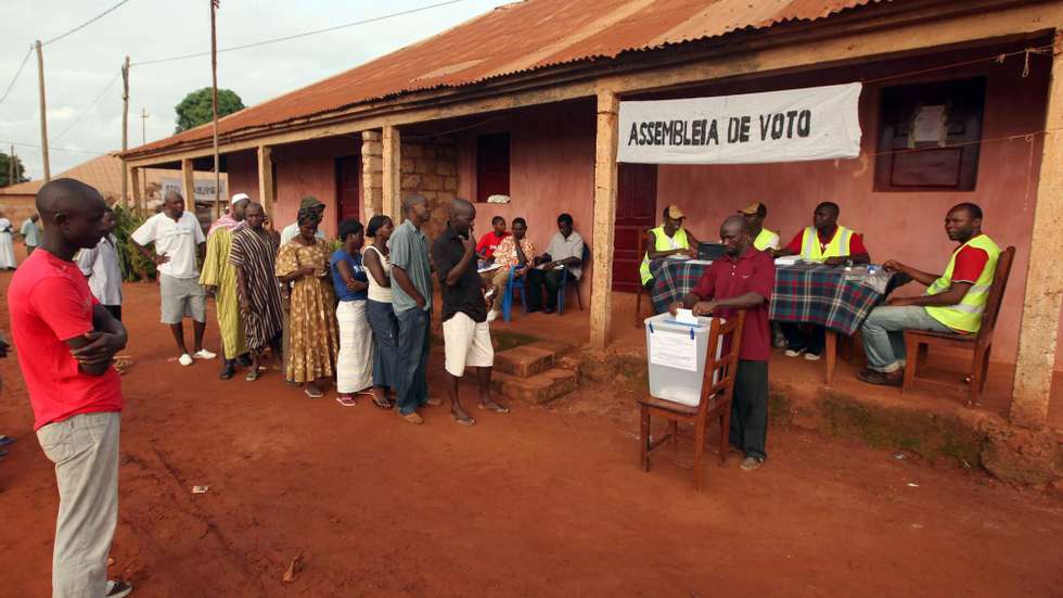 epa01806996 Guinea-Bissau voters cast their vote for the second round of Guinea-Bissau presidental elections, near Bissau, 26 July 2009. Polls opened in Guinea-Bissau on 26 July as voters choose a successor to assassinated president Joao Bernardo Vieira in a run-off presidential election. The run-up to the first round was marred by political violence. Presidential candidate Baciro Dabo, a close ally of Vieira, and other political figures were murdered by government security forces in early June.  EPA/MARIO CRUZ