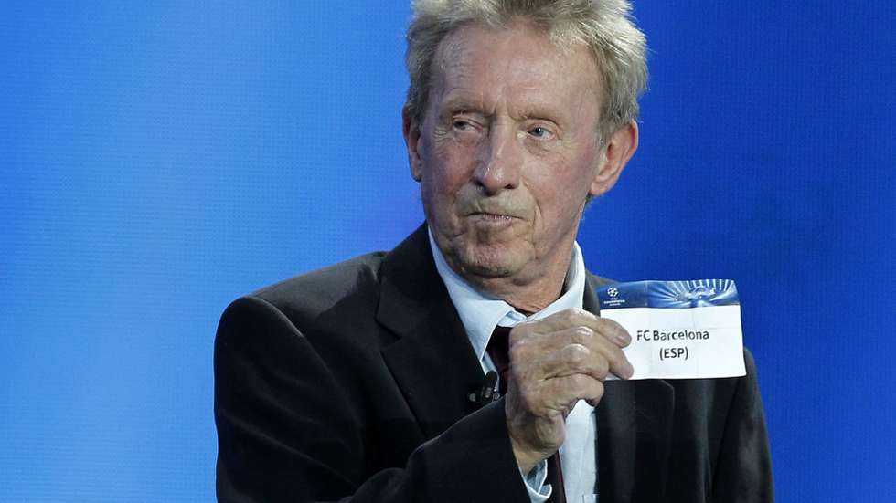 epa03375720 Former Scottish soccer player Denis Law conducts the draw ceremony for the UEFA Champions League group stage at Grimaldi Forum in Monaco, 30 August 2012.  EPA/SEBASTIEN NOGIER