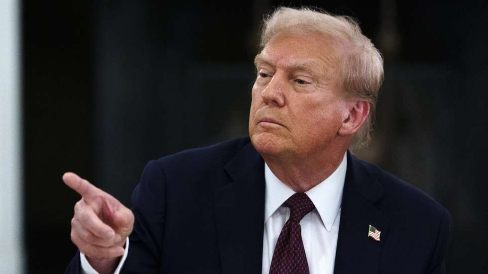 epa12353360 US President Donald Trump gestures as he hosts a dinner for US tech leaders at the White House, in Washington, DC, USA, 04 September 2025.  EPA/WILL OLIVER / POOL