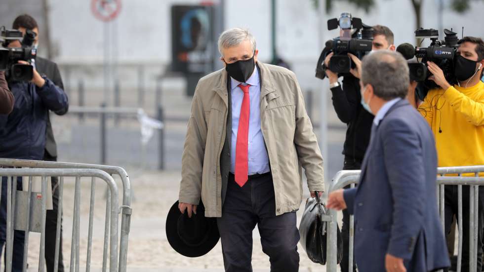 Ricardo Sá Fernandes (E), advogado do ex-porta-voz da Polícia Judiciária Militar (PJM), Vasco Brazão (ausente da fotografia), à chegada ao Tribunal de Santarém, enquanto arguido no processo de “Tancos”, em Santarém, 02 de novembro de 2020. O Processo “Tancos” tem 23 acusados, incluindo o ex-ministro da Defesa, o ex-diretor nacional da Polícia Judiciária Militar (PJM), Luís Vieira, o ex-porta-voz da PJM, Vasco Brazão, e o ex-fuzileiro João Paulino, que segundo o Ministério Público foi o mentor do furto, os quais respondem por um conjunto de crimes que vão desde terrorismo, associação criminosa, denegação de justiça e prevaricação até falsificação de documentos, tráfico de influência, abuso de poder, recetação e detenção de arma proibida. PAULO CUNHA/LUSA