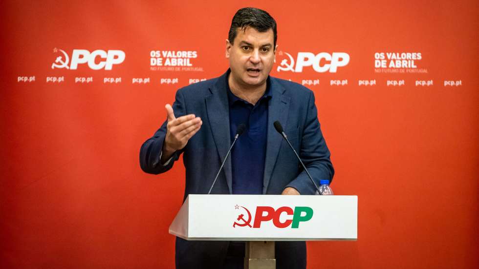 O deputado do Partido Comunista Português (PCP), Bruno Dias, usa da palavra durante a mesa redonda: "Produção nacional de embarcações e navios - O desenvolvimento do aparelho produtivo e do setor marítimo-portuário", no centro de trabalho Vitória, em Lisboa, 06 de julho de 2021. JOSÉ SENA GOULÃO/LUSA