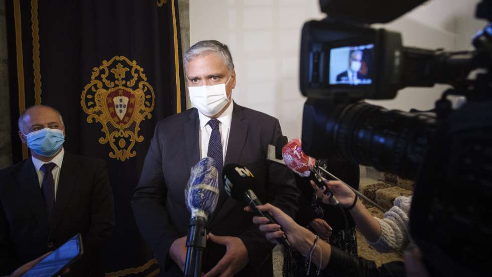 O presidente do PS/Açores, Vasco Cordeiro, fala aos jornalistas após uma reunião com o representante da República nos Açores, Pedro Catarino (ausente da foto), em Angra do Heroísmo, ilha Terceira, Açores, 07 de novembro de 2020. O representante da República para os Açores justificou hoje a nomeação do líder do PSD como presidente do Governo Regional com o facto de a coligação PSD/CDS-PP/PPM ter apoios que lhe conferem maioria na assembleia legislativa. ANTÓNIO ARAÚJO/LUSA