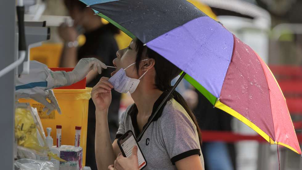 epa10160989 A woman takes Coronavirus PCR test on the street, in Shanghai, China, 05 September 2022. China reported 303 locally transmitted COVID-19 cases, of which 105 were in Sichuan province, according to the National Health Commission report 05 September. Chengdu city in Sichuan province announced mass testing from Monday to Wednesday, following the extension of Thursday’s lockdown. China’s southern 18 million-people city, Shenzhen, went on lockdown last weekend and will have a new round of mass testing amid to straighten the curve. China still holds to its Zero-COVID policy, while most other countries choose to live with the virus and relax restrictions.  EPA/ALEX PLAVEVSKI