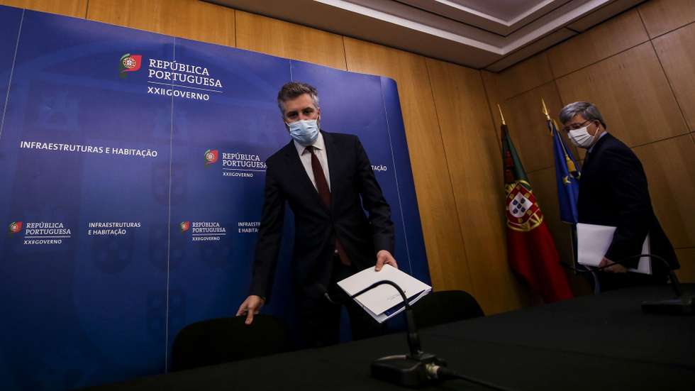 O ministro das Infraestruturas e da Habitação, Pedro Nuno Santos (E), acompanhado pelo secretário de Estado do Tesouro, Miguel Cruz (D) momentos antes da conferência de imprensa para explicar os detalhes do Plano de Restruturação da TAP, entregue dia 10 de dezembro em Bruxelas, em Lisboa, 11 de dezembro de 2020. NUNO FOX/LUSA