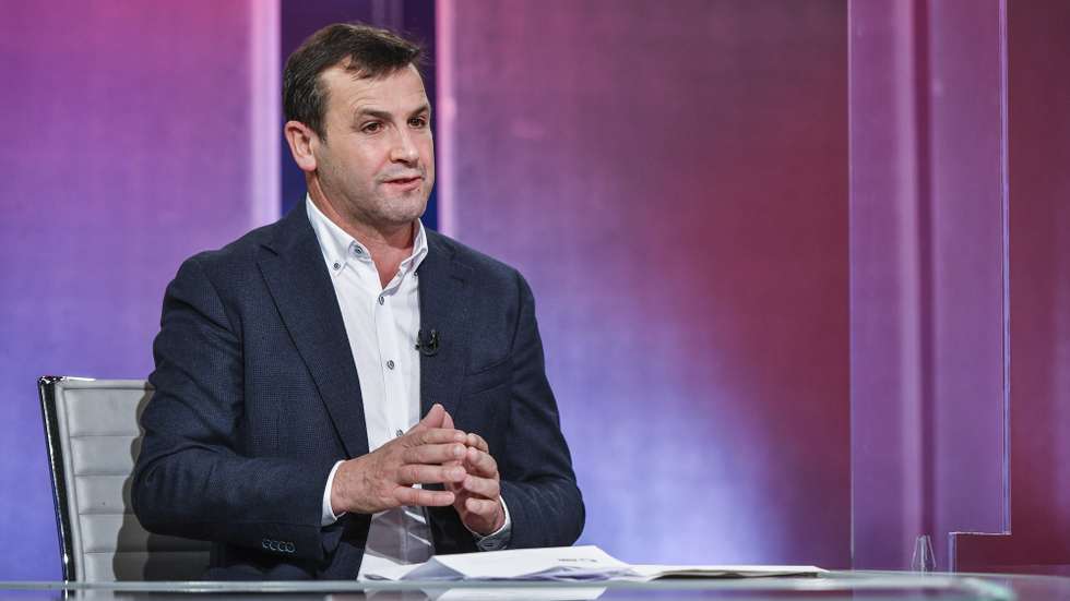 Foto cedida pela RTP do debate televisivo entre os candidatos às Eleições Presidenciais, Vitorino Silva e Tiago Mayan (ausente na foto), moderado pelo jornalista Carlos Daniel, nos estúdios da RTP, em Lisboa, 8 de janeiro de 2021. PEDRO PINA/RTP/LUSA