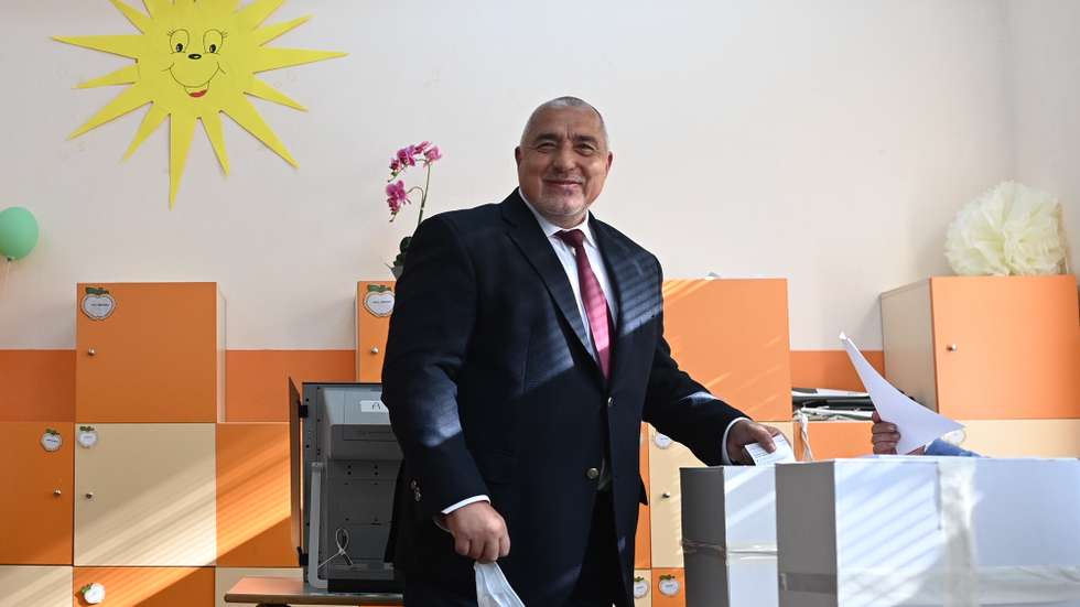 epa09581356 Former Prime Minister and leader of GERB, Boyko Borissov votes at a polling station during the general elections in Sofia, Bulgaria, 14 November 2021. Bulgarians are voting to elect a new parliament and a new president for the third time in 2021, hoping to end political deadlock.  EPA/VASSIL DONEV