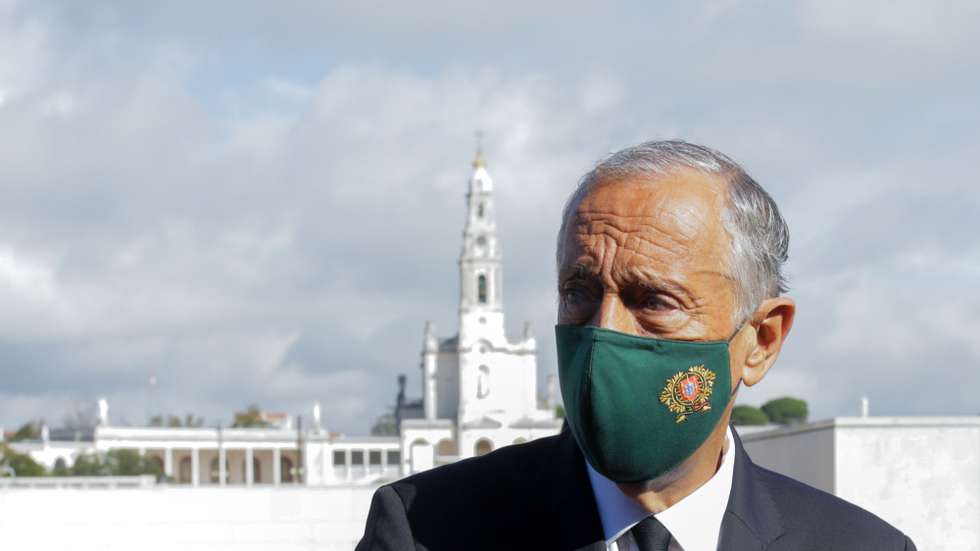 O Presidente da República, Marcelo Rebelo de Sousa, no final da missa de sufrágio pelas vítimas da pandemia em Portugal, na Basílica da Santíssima Trindade do Santuário de Fátima, 14 de novembro de 2020. A missa é celebrada por José Ornelas Carvalho, bispo de Setúbal e presidente da CEP, no âmbito da 199.ª Assembleia plenária da Conferência Episcopal Portuguesa (CEP), PAULO CUNHA /LUSA