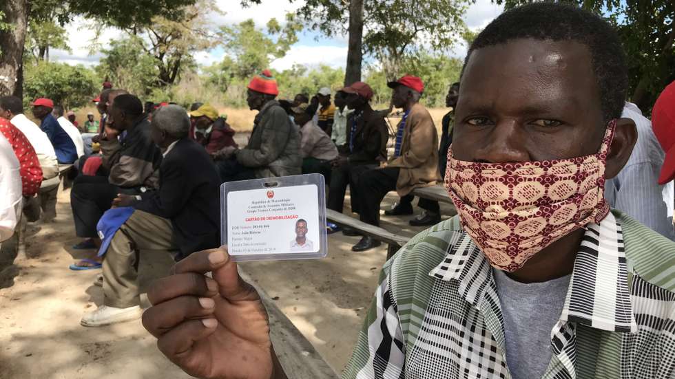 Um ex-guerrilheiro da Renamo mostra o cartão de desmobilização na aldeia de Cheadeia, Província de Sofala, Moçambique, 8 de julho de 2020. Alguns ex-guerrilheiros da Resistência Nacional Moçambicana (Renamo) que entregaram armas em junho no processo de desmilitarização, regressaram à aldeia natal, mas temem agora ser alvo de uma nova ameaça.  (ACOMPANHA TEXTO DE 01/08/2020 )  ANDRÉ CATUEIRA/LUSA