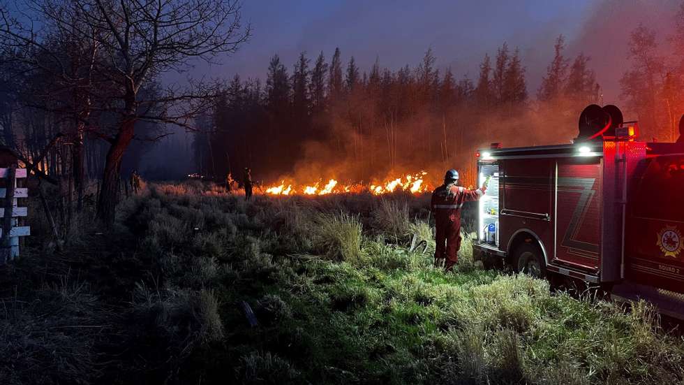 epa10679779 A handout photo made available by Alberta Wildfire showing firefighting efforts at one of scores of wildfires burning across multiple Canadian Provinces in Evansburg, Alberta, Canada, 08 June 2023. Smoke from the ongoing Canadian wildfires continues to impact air quality conditions across multiple major US cities.  EPA/ALBERTA WILDFIRE HANDOUT  HANDOUT EDITORIAL USE ONLY/NO SALES