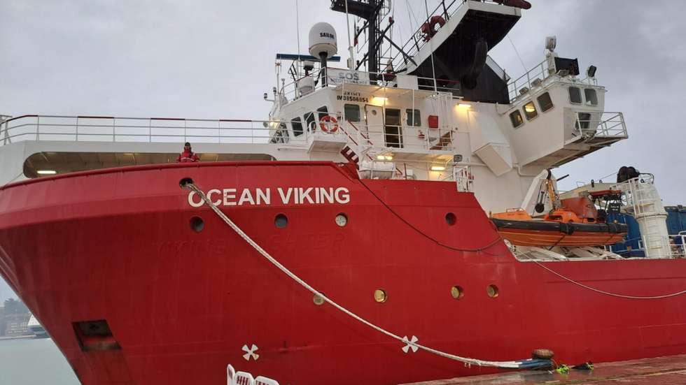 epa11228347 The humanitarian ship Ocean Viking, of the NGO SOS Mediterranee, with on board 336 shipwrecked migrants saved in three different rescues (13 March and 14 March) operations, arrives in Ancona, Italy, 18 March 2024.  EPA/DANIELE CAROTTI