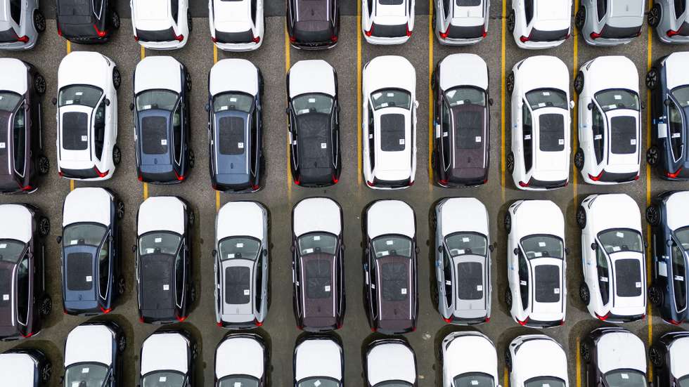 epa12016610 An image taken with a drone shows new Volvo automobiles awaiting transport from the Dundalk Marine Terminal in Baltimore, Maryland, USA, 07 April 2025. In an attempt to bolster US auto production, the Trump administration has placed a 25 percent tariff on imported cars and car parts.  EPA/JIM LO SCALZO