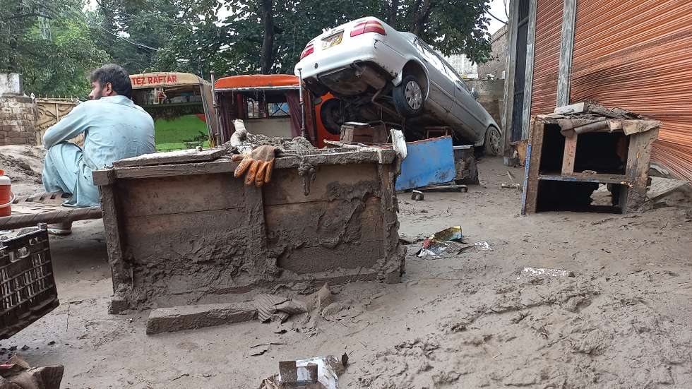 epa12306800 A view of the damages after flash floods in Buner, KPK province, Pakistan, 17 August 2025. Heavy rains and cloudbursts followed by flash-floods in northern Pakistan killed at least 300 people, while at least 150 are still missing, as authorities were still struggling to provide relief goods to the affected regions, according to The National Disaster Management Authority (NDMA).  EPA/STRINGER