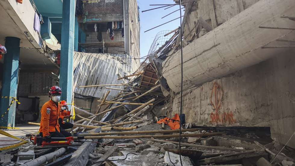 epa12426552 A handout photo made available by Indonesian National Search and Rescue Agency (BASARNAS) shows rescuers searching for victims of a collapsed building at an Islamic boarding school in Sidoarjo, East Java, Indonesia, 03 October 2025. At least five people were killed and as many as 59 others are feared trapped after a prayer hall collapsed while students performing afternoon prayer at Al Khoziny Islamic boarding school in East Java.  EPA/BASARNAS / HANDOUT BEST QUALITY AVAILABLEHANDOUT EDITORIAL USE ONLY/NO SALES