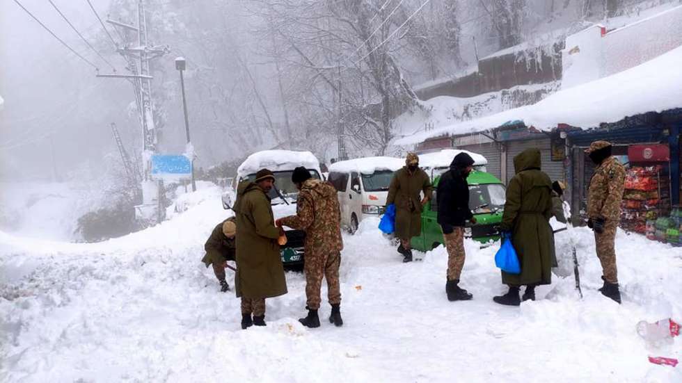 epa09673005 A handout photo released by Pakistan's Inter Services Public Relations (ISPR) shows Pakistani army soldiers taking part in rescue works after 16 tourists died amid heavy snowfall in Murree, Pakistan, 08 January 2022. At least 16 people were killed in Murree and the government deployed the Pakistan Army to rescue stranded tourists amid heavy snowfall incidents. The Pakistan Meteorological Department  (PDM) said that a strong westerly wave was affecting most parts of the country and may persist until 09 January  EPA/INTER SERVICES PUBLIC RELATIONS -- BEST QUALITY AVAILABLE -- HANDOUT EDITORIAL USE ONLY/NO SALES