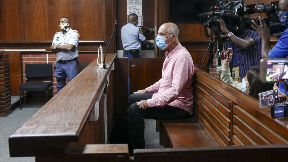 O ex-banqueiro João Rendeiro na sala de tribunal em Verulam, Durban, África do Sul onde foi presente ao juiz pelo segundo dia consecutivo 14 de dezembro de 2021. João Rendeiro foi preso no sábado, num hotel em Durban, na província sul-africana do KwaZulu-Natal, numa operação que resultou da cooperação entre as polícias portuguesa, angolana e sul-africana. LUÍS MIGUEL FONSECA/LUSA